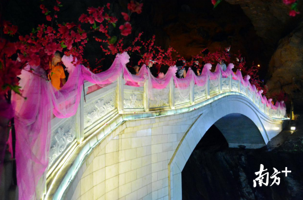 連州地下河鵲橋成為了“七夕網(wǎng)紅橋”。