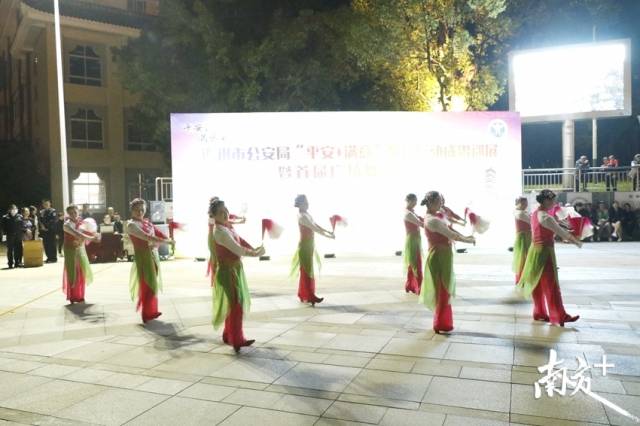 巡展特別增加了廣場舞表演賽內(nèi)容，吸引了近50支隊(duì)伍參加。段燦 攝