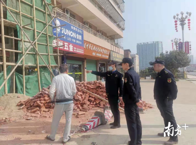 落實(shí)“門(mén)前三包”制度。