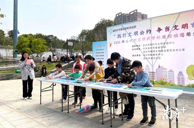 孩子們參與文明拼圖趣味游戲。段燦 攝