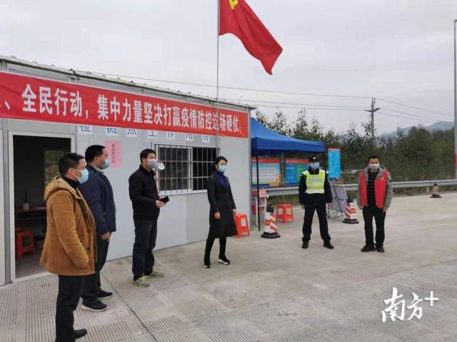 譚麗在西岸指導(dǎo)疫情防控宣傳工作。