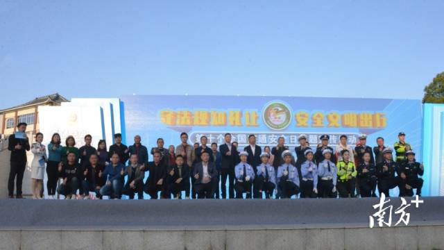 12月2日，連州舉行“守法規(guī)知禮讓、安全文明出行”交通安全宣傳活動。張曉欣 攝