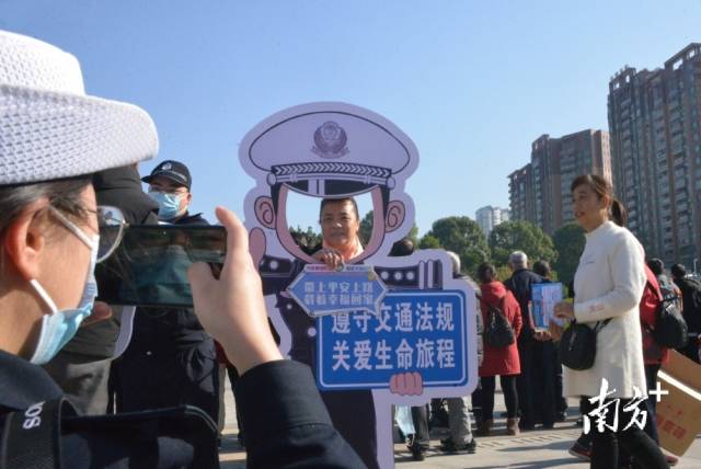 市民留影。張曉欣 攝