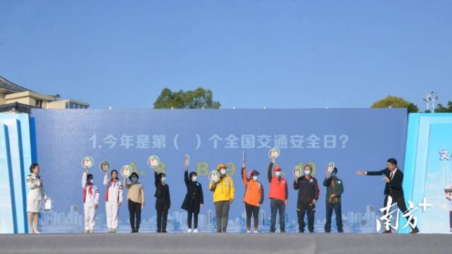 觀眾互動有獎問答環(huán)節(jié)。張曉欣 攝