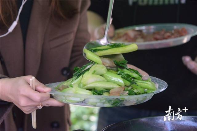 連州菜心炒臘肉。張曉欣 攝