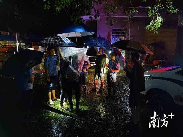 22日凌晨5時(shí)，轉(zhuǎn)移受困群眾。