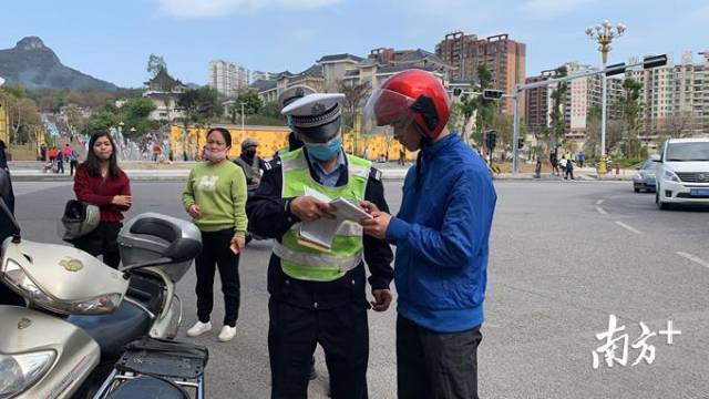 1日，連州交警上路展開專項(xiàng)整治。