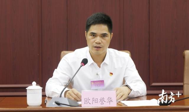連州市委常委、市紀(jì)委書記、市監(jiān)委主任歐陽譽(yù)華代表市紀(jì)委常委會作工作報(bào)告。段燦 攝